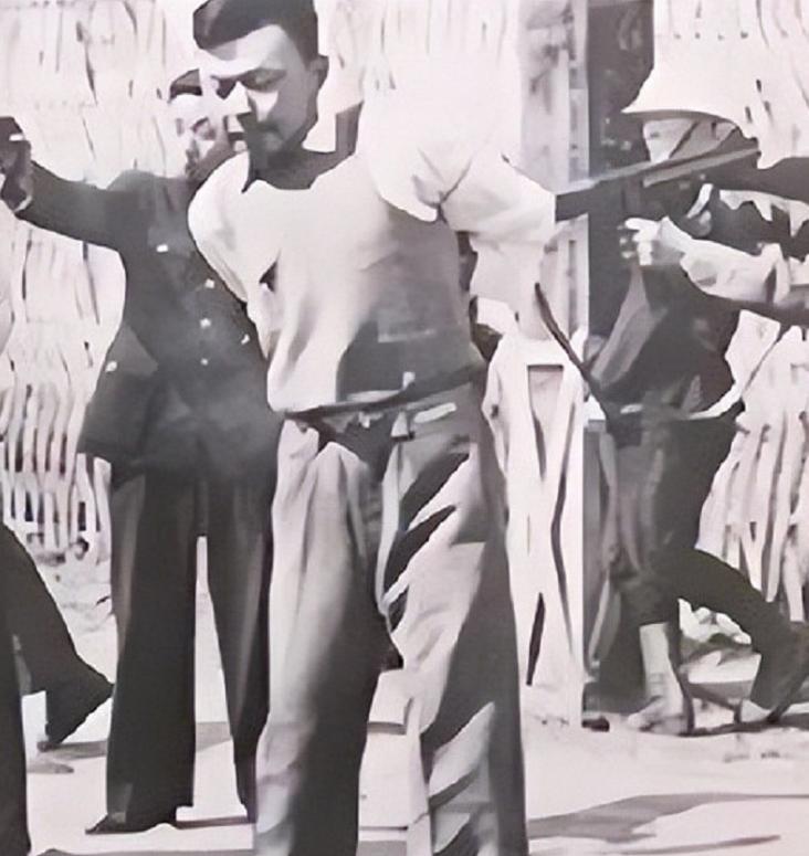 1941年，地下党员宋更新被敌人押到郊外枪决，敌人对着他连开三枪，怎料，宋更新竟