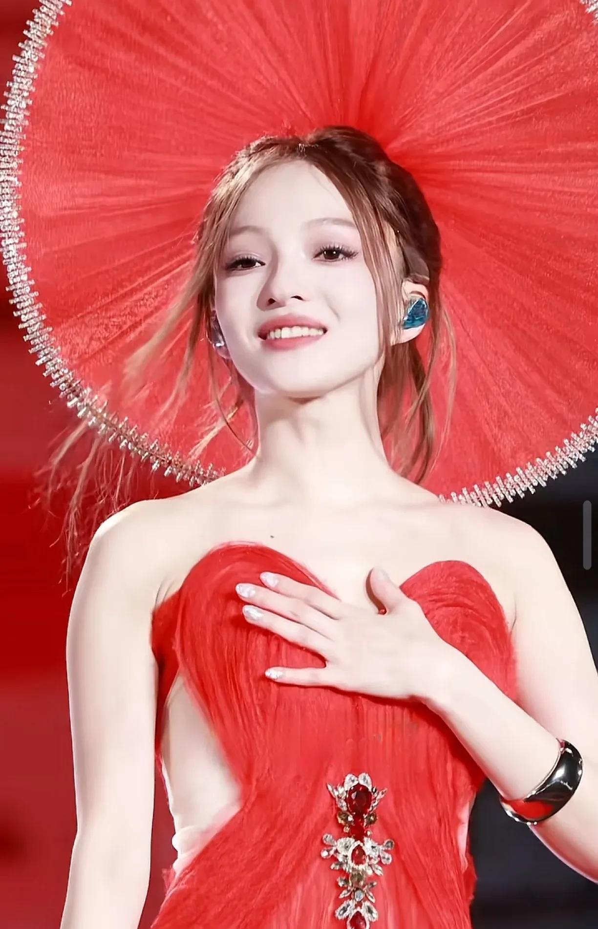 当张韶涵也穿上跟名模一样的衣服的时候，感觉一点儿也没有拉低这个衣服的档次，反而还