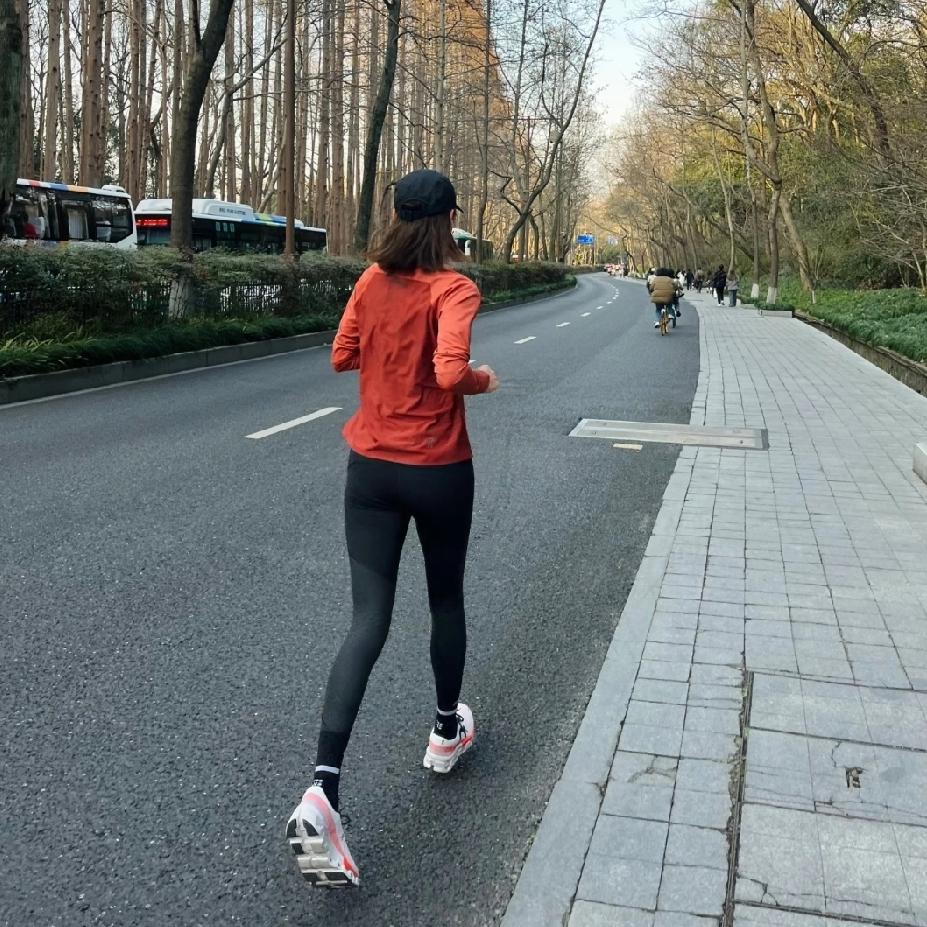 跑步5公里，新手要注意，当你觉得跑步能力增强时，可能预示着伤病积累的开始。跑步