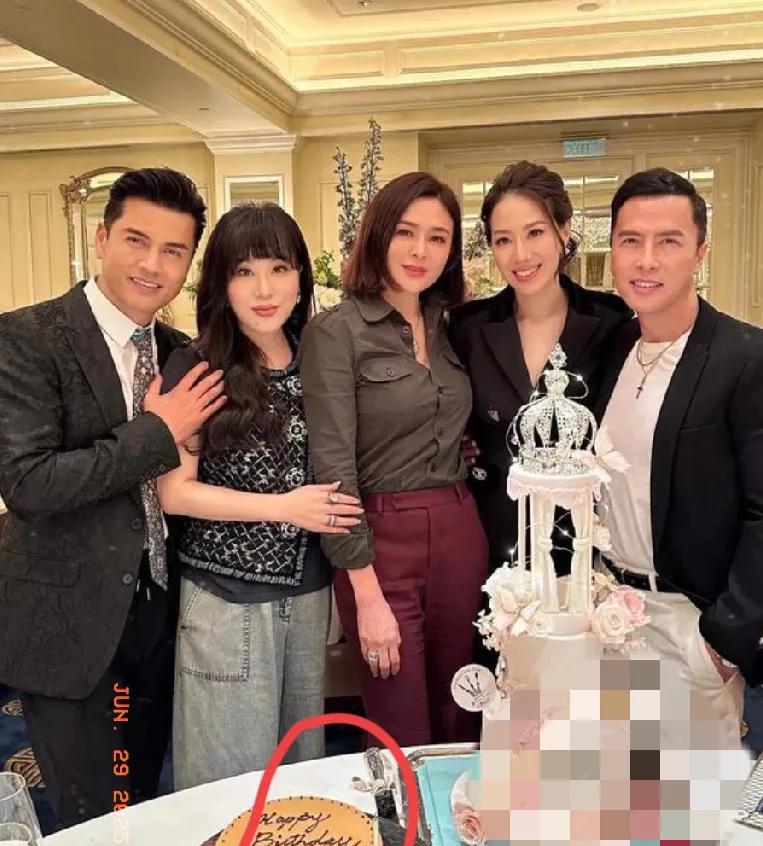 这状态狠狠诠释了“岁月不败美人”！61岁关之琳和68岁吕良伟聚餐照流出，这状态