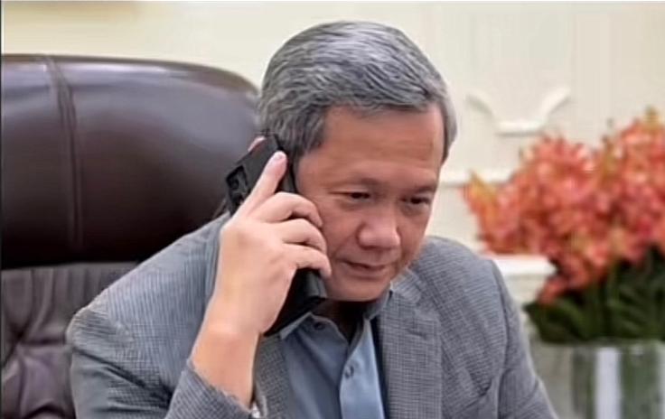 他，到底经历了怎样的惊变，会绝望到一夜就白了头？这位48岁的年轻首相，美国西