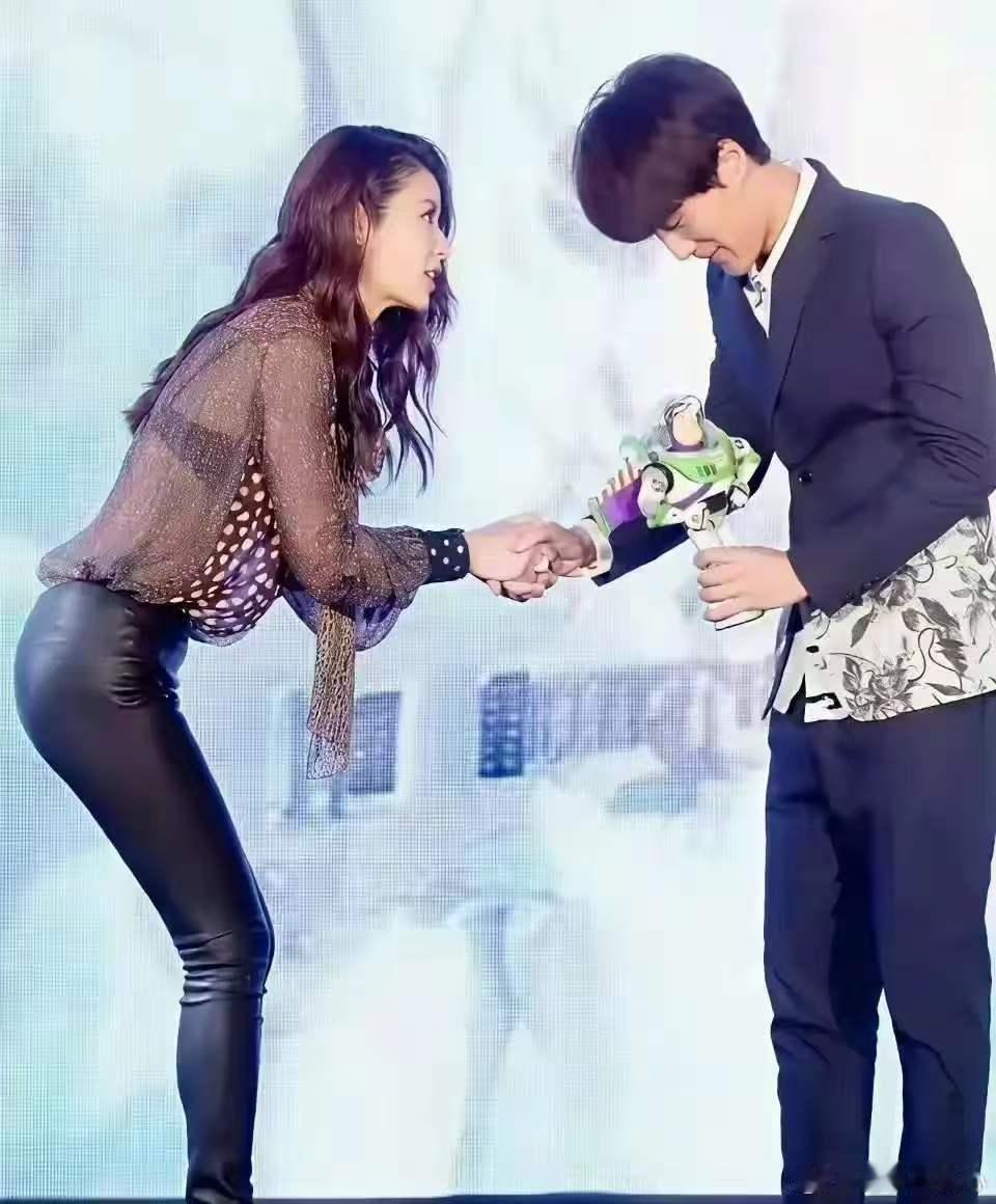 不怕林心如笑也不怕林心如哭就怕林心如穿牛仔裤说实话，这身材谁能扛得住