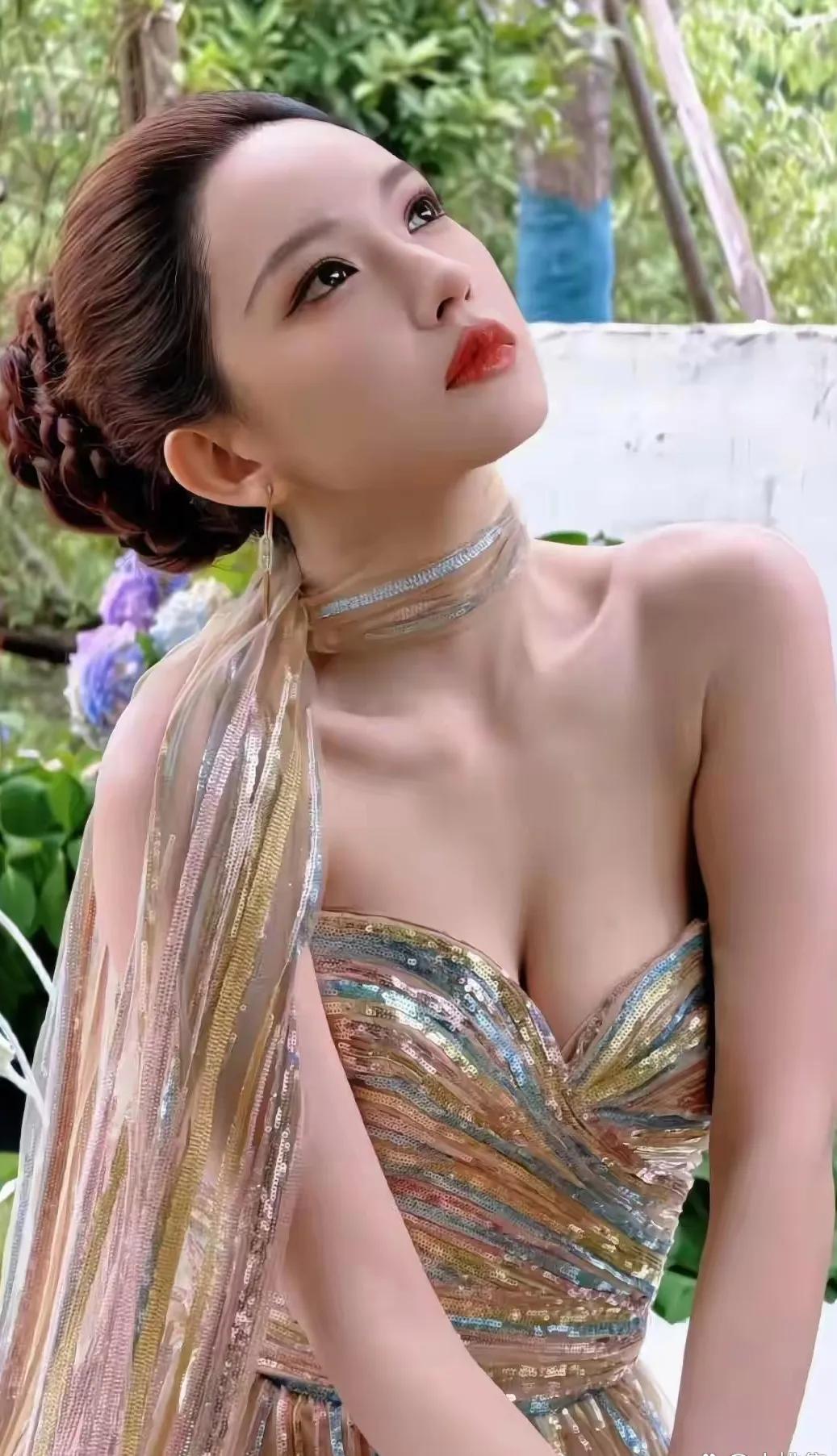 程潇这套礼服太有氛围感了！流光幻彩的亮片抹胸长裙，盘发精致利落，大圈耳环点缀。