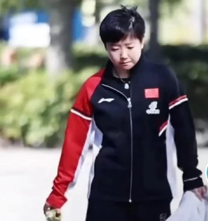 哈哈哈哈，莎莎笑死我了，真是可爱到了极致！“瑞典大满贯”莎莎下训，正啃着苹果，