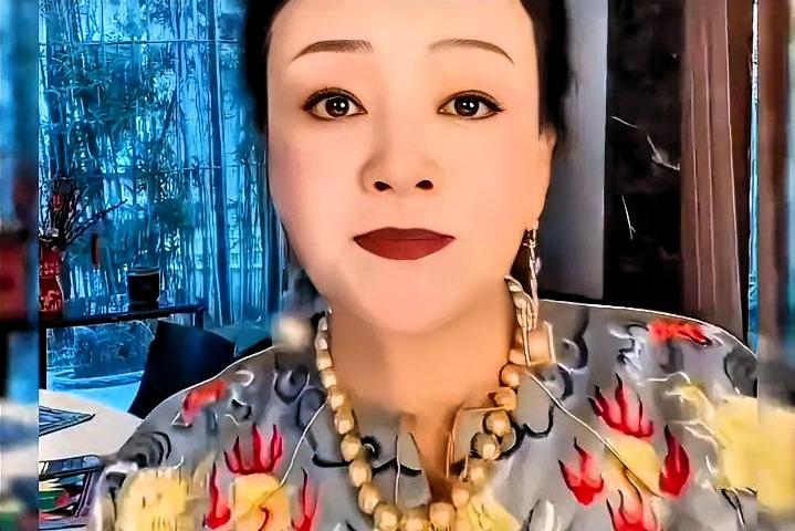 张兰说那件衣服28万，补了一句：每年都穿。不是供着，是穿，穿了十几年。金线手