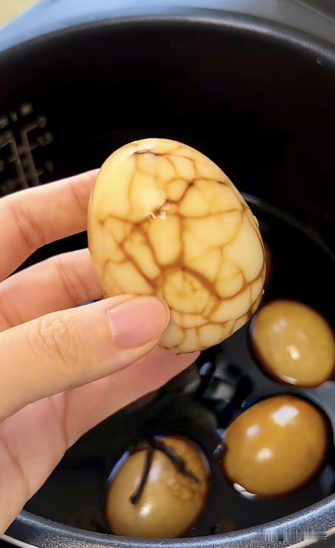 不知道你是不是也和我一下样，每次煮茶叶蛋都没有裂纹？不知道折腾了多少回，花了差不