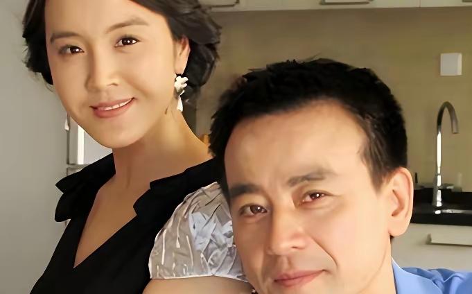 罗钢四十多岁邂逅小23岁圈外娇妻郝蕾（和知名演员同名），当年这段相差巨大的恋情不