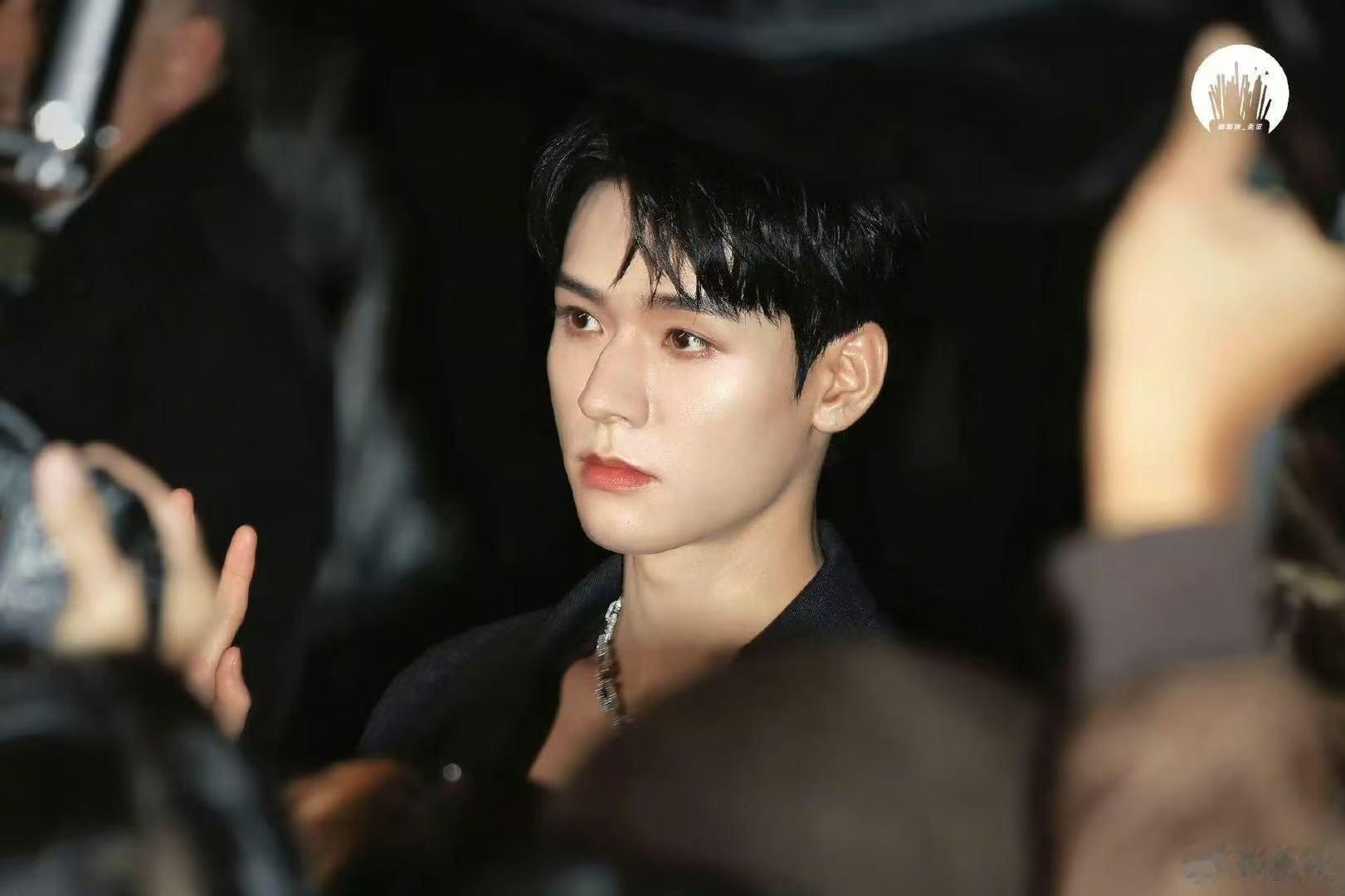 龚俊黑色深v西装看秀​​​龚俊看秀造型来啦！！！黑色深v西装太帅啦！​​​