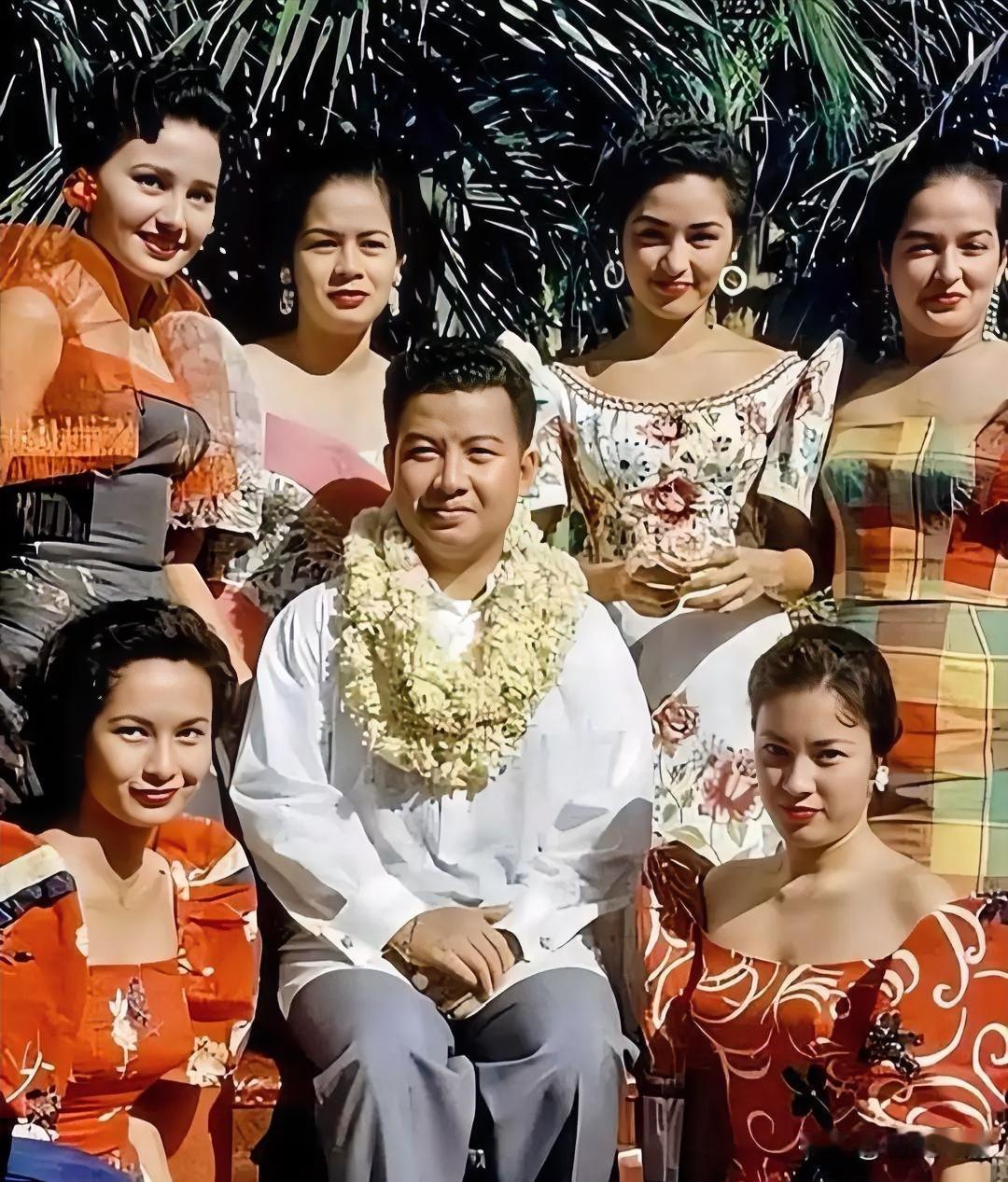 1950年代，柬埔寨西哈努克国王留下与六位夫人的珍贵合影。二夫人、三夫人按王室辈