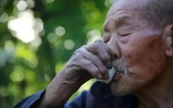 男性喝酒后，如果频繁出现4种状况，说明不适合喝酒了，尽早戒掉 男性喝酒，这