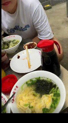徐瑛彬晒出个梁靖崑吃早餐的视频，两人应该是在河北唐山的河头老街玩之前拍的。搞笑