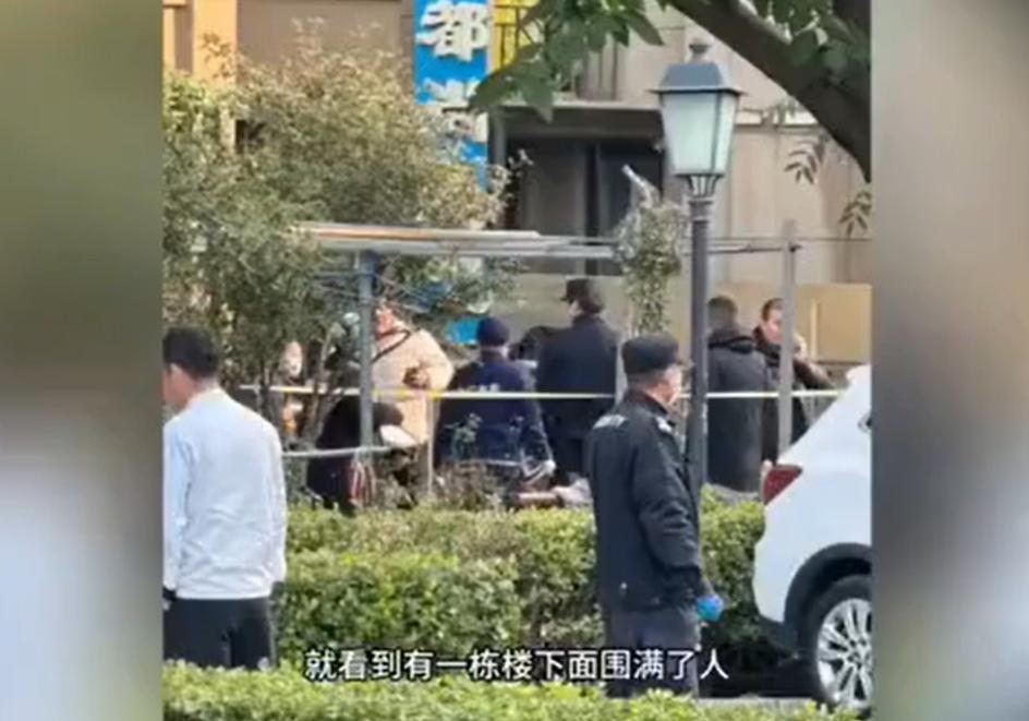 河南15岁学生小川因英语默写不出被罚站、照片发家长群，且长期盗用微信请假被发