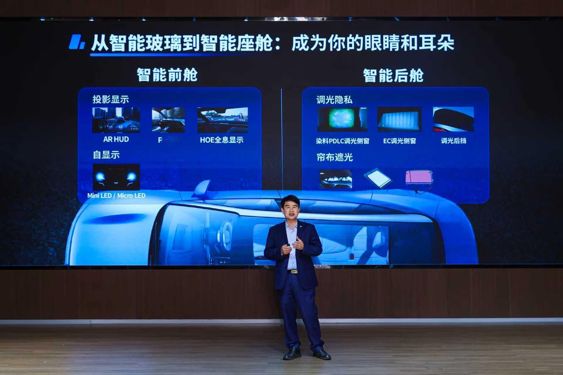 坐进小鹏GX，不仅有AI调光隐私玻璃的随心控光，更有同步首发的静音+视野大遮阳帘