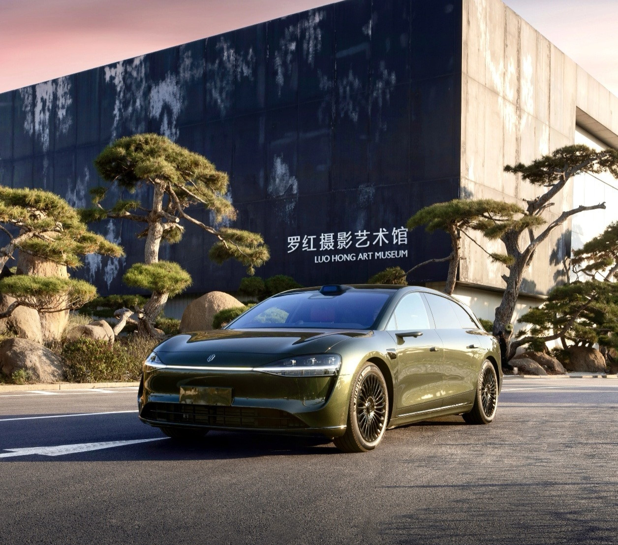 再分享两张享界S9T美图。我不敢100%保证，但应该就是如此：广州车展，享界展台