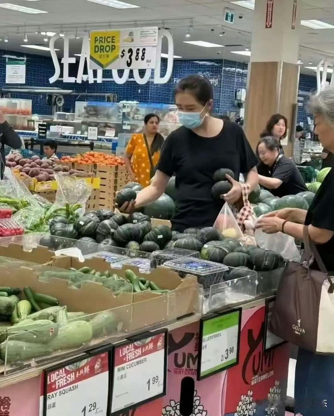 王祖贤逛超市被偶遇，穿拖鞋配短裤超接地气，小肚腩也很抢镜，其实58岁这个状态挺正