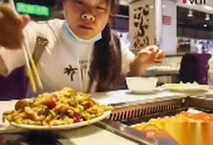 相亲黄了，就因一顿饭？男生去洗手间的功夫，偷偷拍了张女生吃饭的照片，转头就说