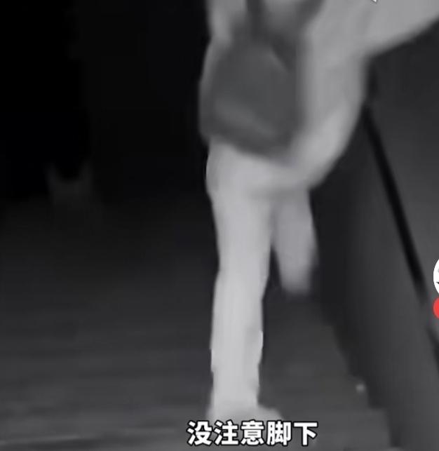 吓傻！近日，一名25岁女孩因为下楼梯只顾低头看手机，没注意台阶直接踩空，整个人狠