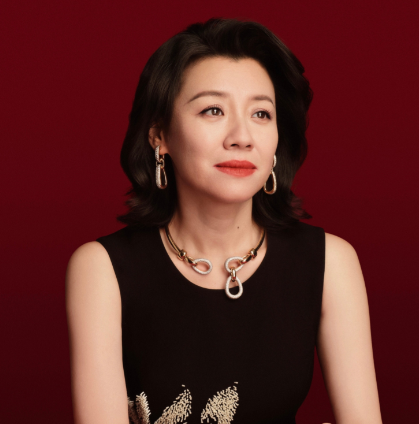 主持人问刘琳:“你常年在剧组拍戏，孩子谁带？”刘琳说:“孩子还没上学的时候，我和