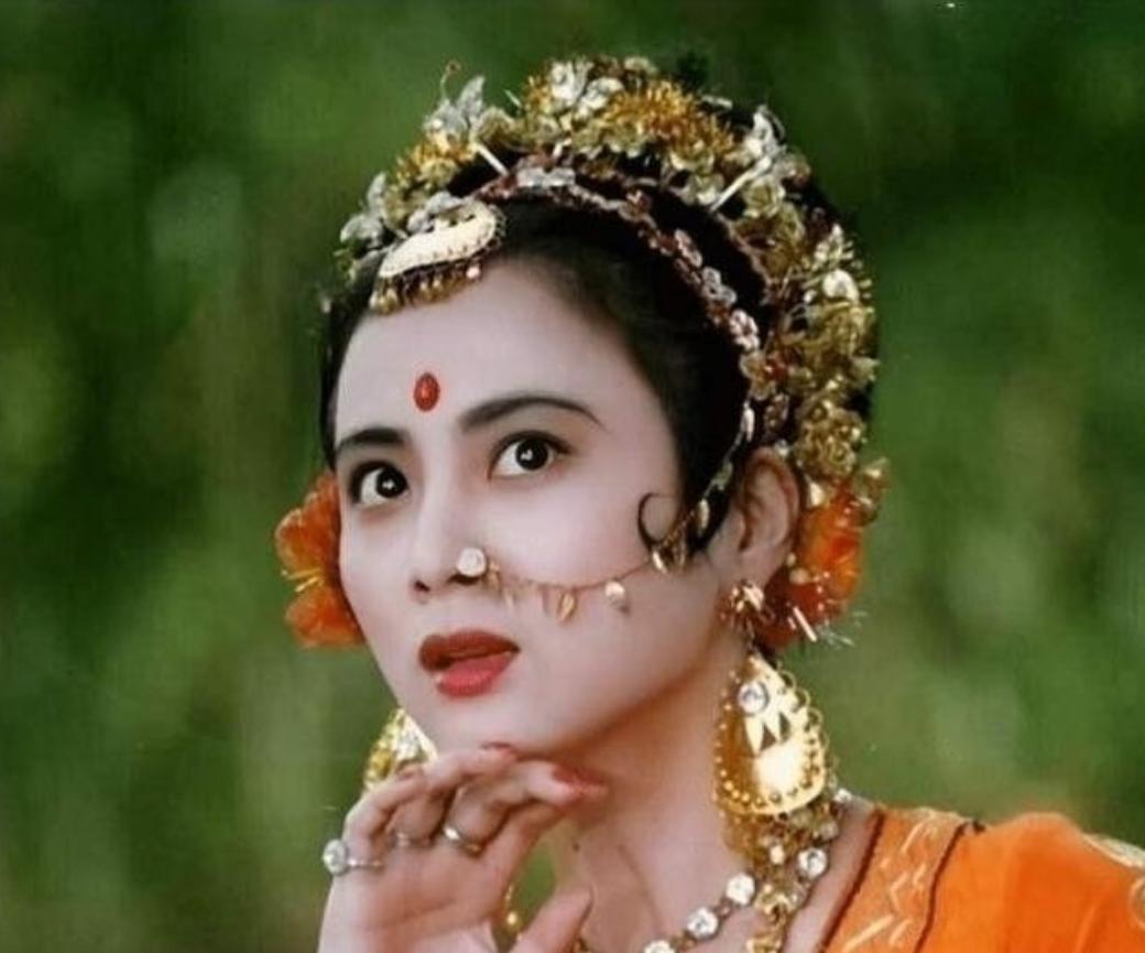 1997年，李玲玉嫁给犹太富豪杰瑞，新婚夜，李玲玉开玩笑地说：“你就不怕我嫁给你