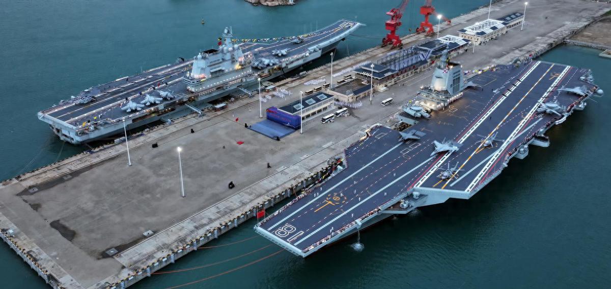 35万吨新舰入列！中国海军再获世界第一，超北约3倍，稳压美军，中国海军在2025
