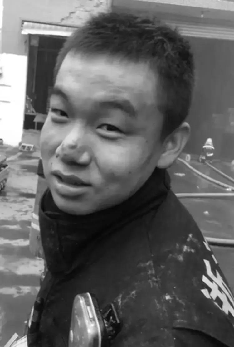 他叫刘泽军，山西吕梁人，他的一生只有20年，却饱尝了人世间的酸甜苦辣，一岁，父亲