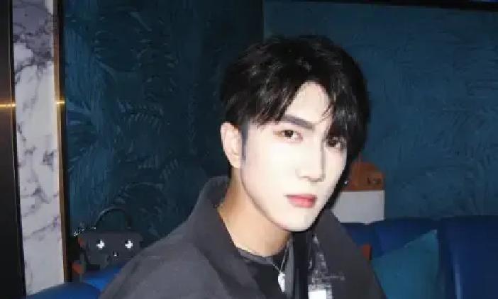 网红突然集体恋爱，你以为是为爱疯狂？错了，这是流量世界的精准反击。山城小栗旬