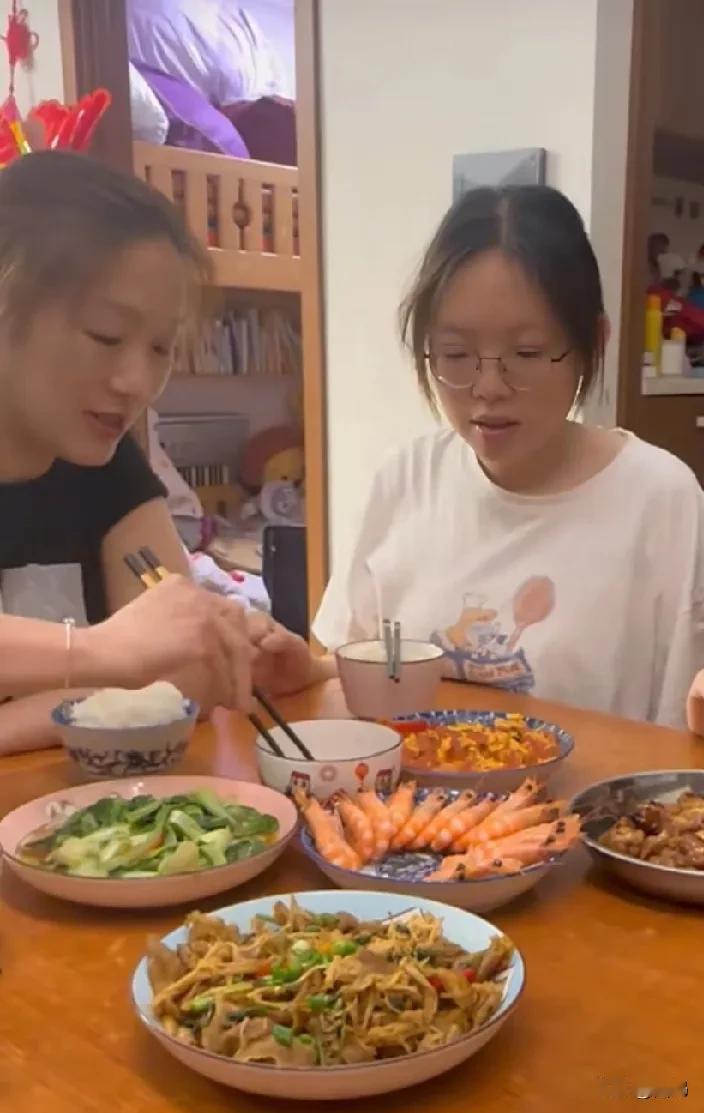没想到谢浩南妈妈生活这么拮据。今天母亲节，谢浩南两个妹妹买菜，给妈妈做饭吃。