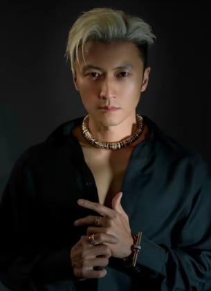 直接把戒指串成项链挂脖子上，手镯戒指一水儿同品牌，浑身闪得晃眼