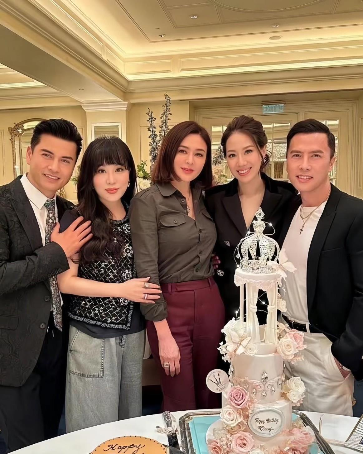 62岁的关之琳，身材保养的真好啊关之琳与吕良伟夫妇和甄子丹夫妇聚餐，她身穿酒红