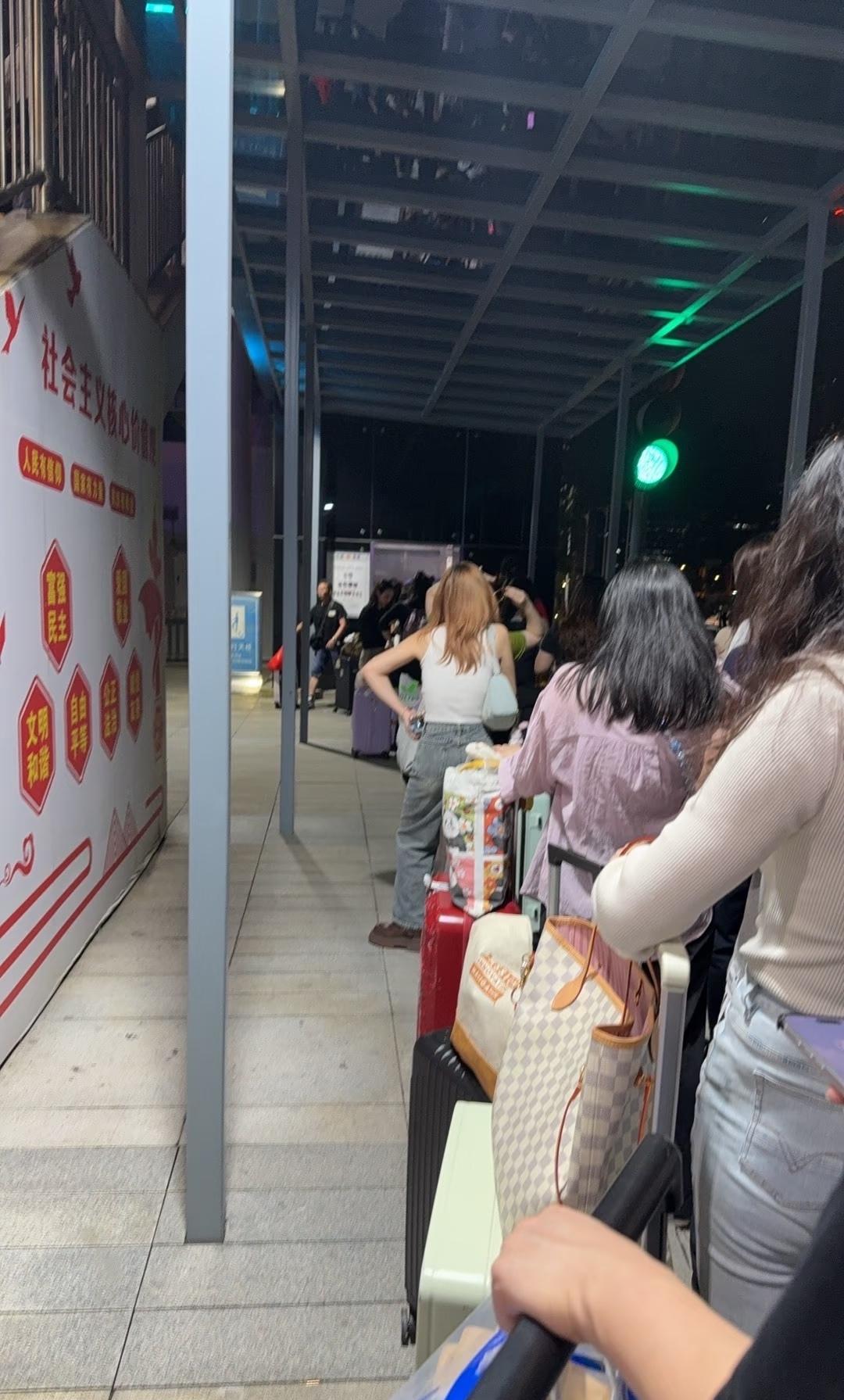 皇岗口岸是压死骆驼的最后一根稻草巴士接驳、全身过机、二手烟洗礼和升降机长龙后，