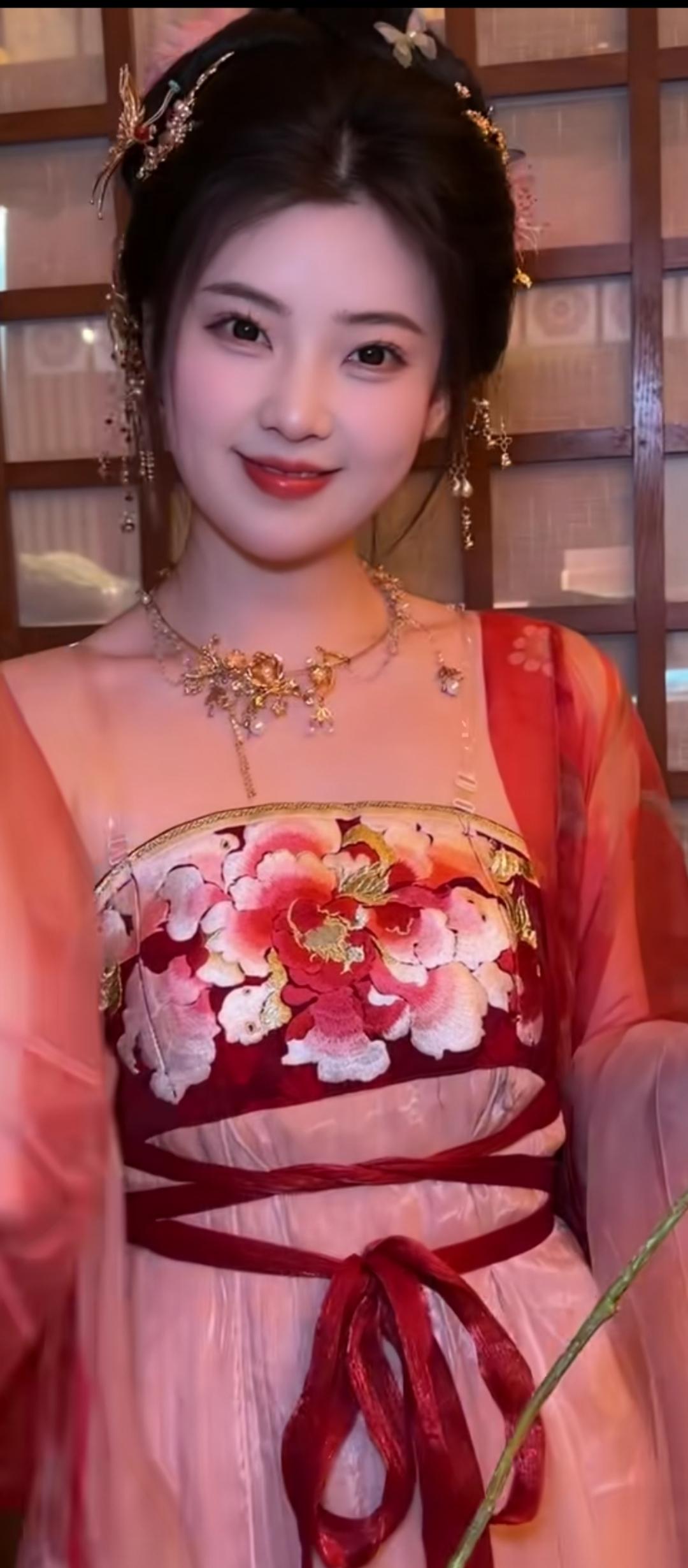 穿越千年的古典美，一袭红衣，惊艳了时光。