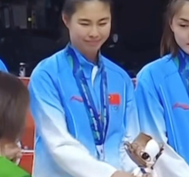 亚运会女篮颁奖仪式，中国女篮获得铜牌，大家注意到王思雨的这一举动了吗？当颁奖