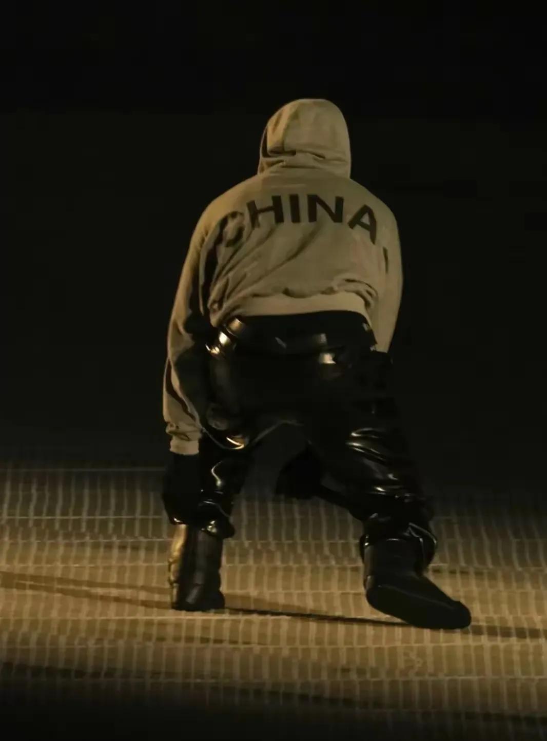 可以彻底封杀侃爷了。来中国开演唱会赚钱，还把自己当大爷了，不仅迟到近一个小时的