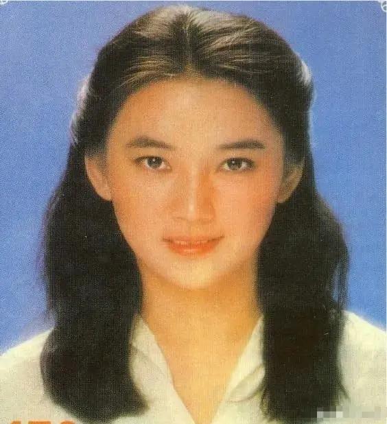 那么漂亮的胡慧中啊，生了个女儿五官不差，就是越来越胖，十几岁的时候还好，