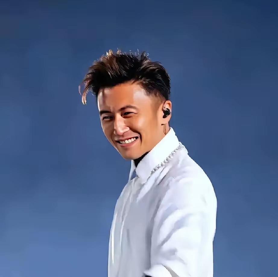 以前没啥感觉现在谢贤去世感觉谢霆锋越来越像他老爹了