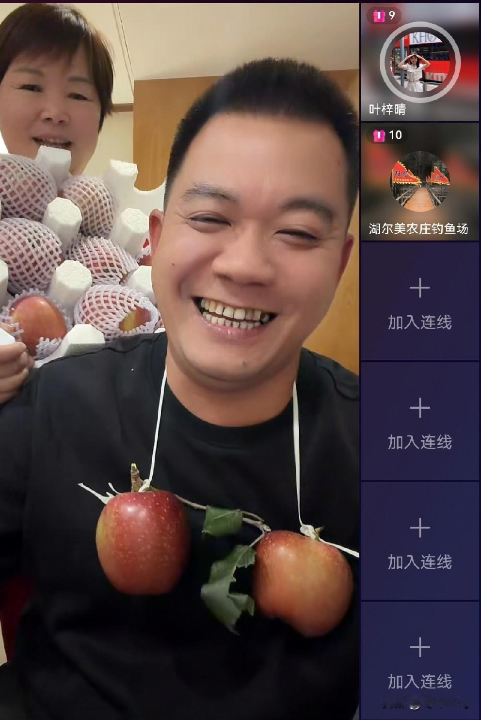 叶锐聪爸爸笑得多开心，谈起第一次见到儿子时的情景，聪爸说，儿子长得和自己十八九岁