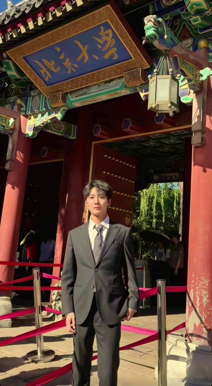 我开始理解董宇辉了为什么他总说读书重要，因为他的团队真的在践行鹏鹏，一个接地
