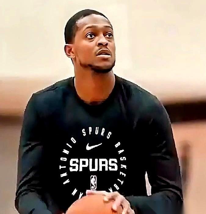 邪了门了。马刺当家球星，那个两米二几的法国状元，连着歇了8场。结果你猜怎么着