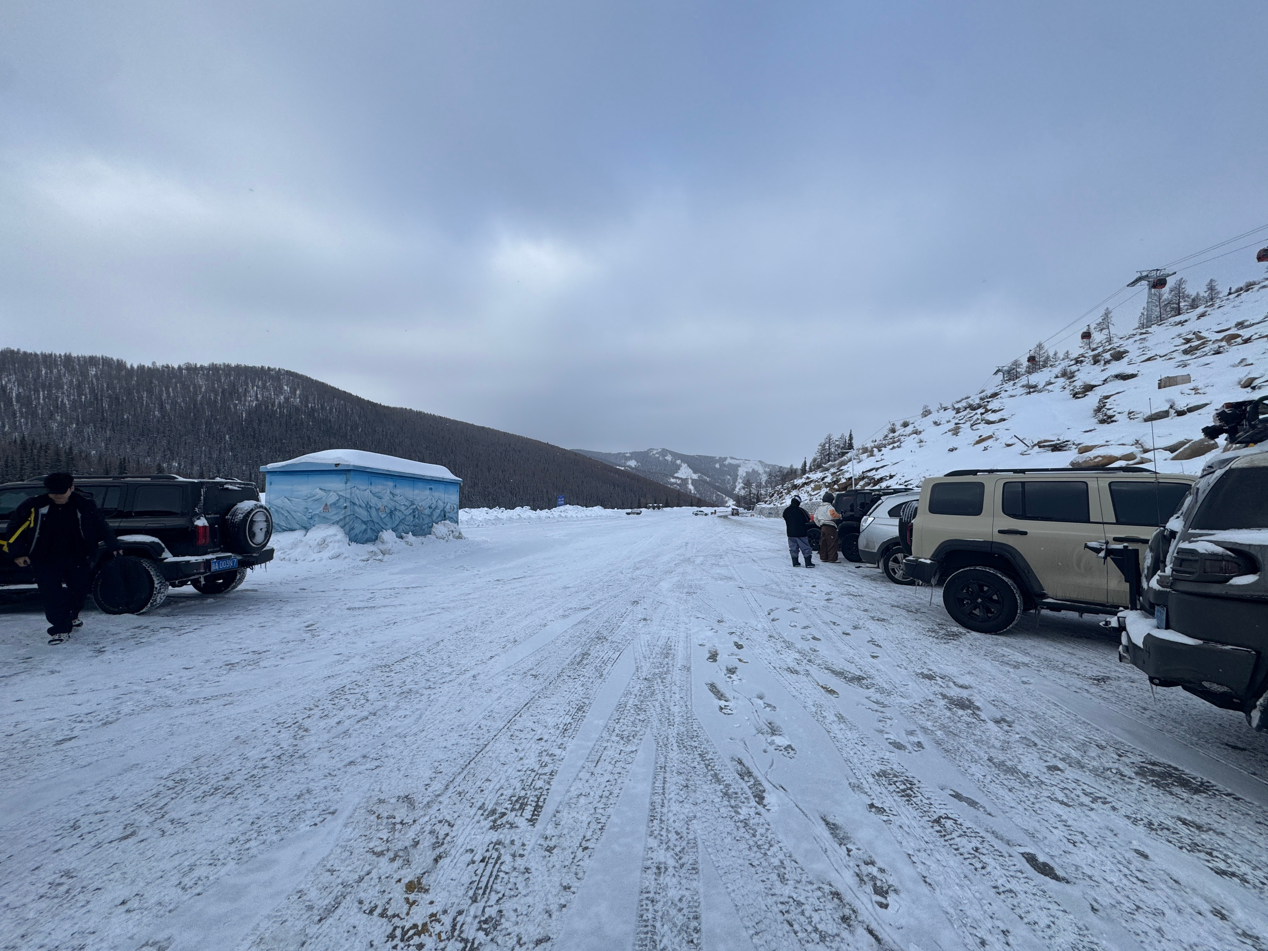 听说大家要上班啦？那我要来滑雪了！太爽了，停车场都没有车！雨丝的日常阿勒泰·可