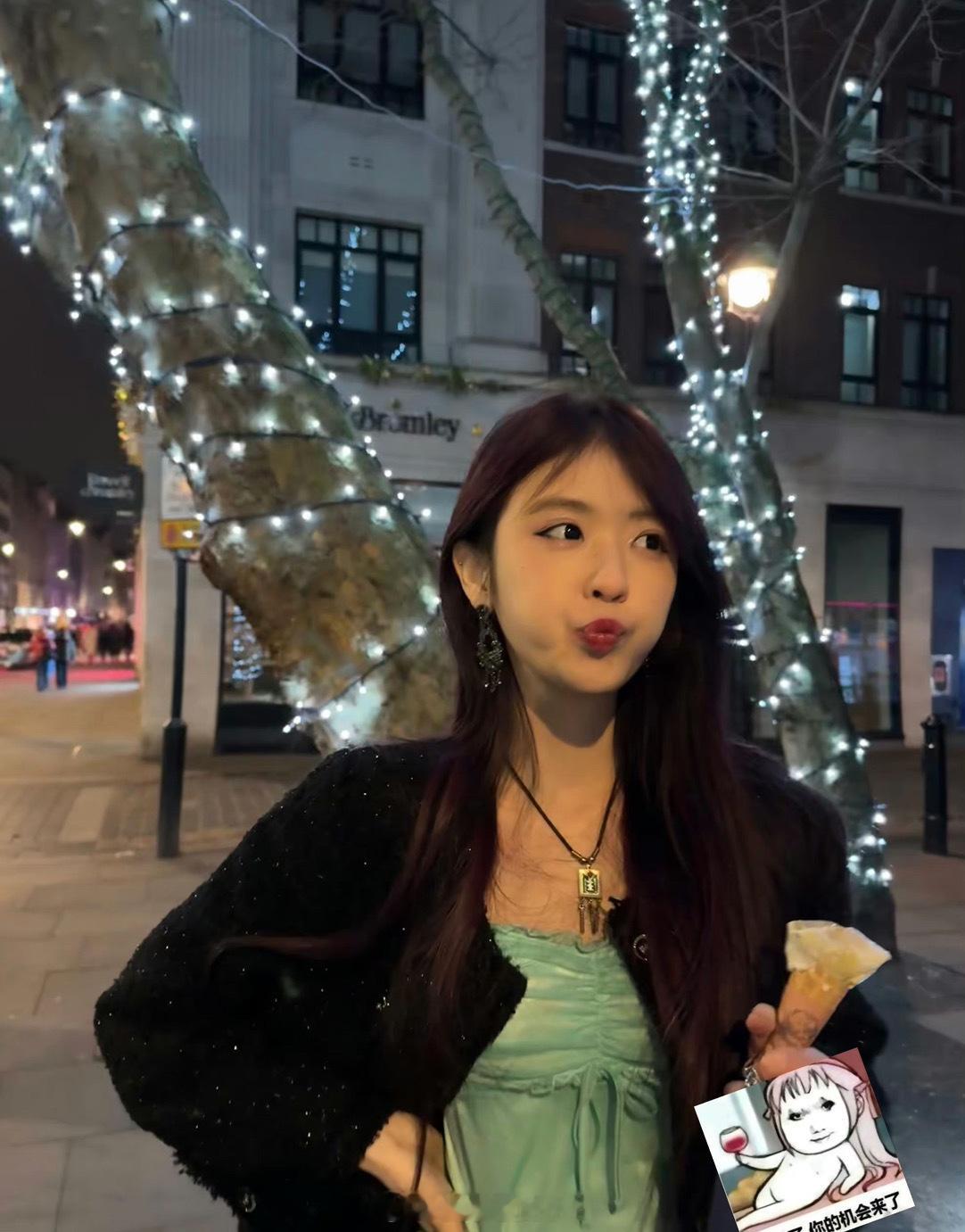 凌晨1:25分，被房东吓哭了。我自己租房住，房东上上周被辞退了回家了，相当于我俩