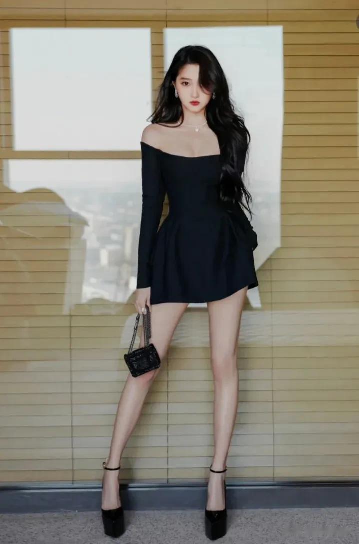 关晓彤的长腿虽然长，但是人没有美感没有欲感的，她是唯一一个网上天天发洗脑包，但是