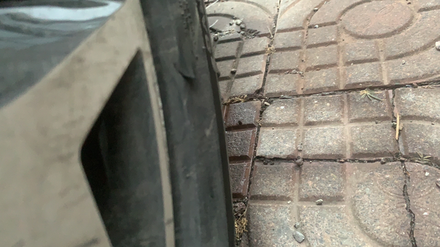 迈腾轮胎受伤了被马路牙子割了一刀，要紧吗，各位哥哥们。有了解的不