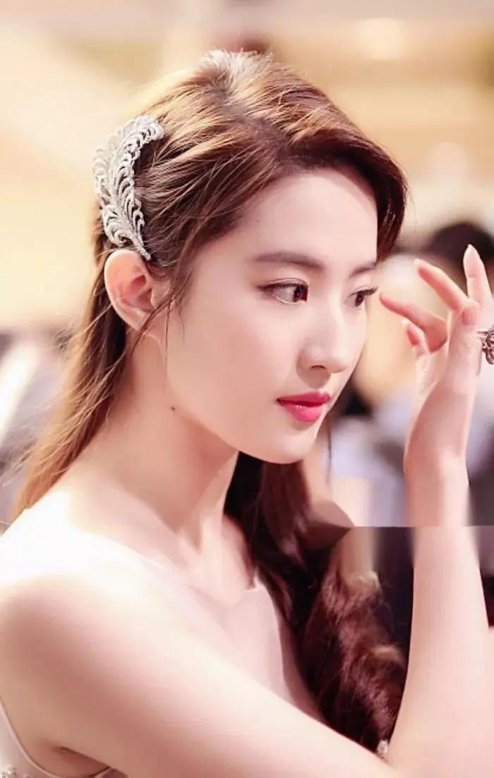 娱乐圈从来就不缺美女，当今娱乐圈没有唯一绝世美人，但分四大顶级绝世赛道中式古