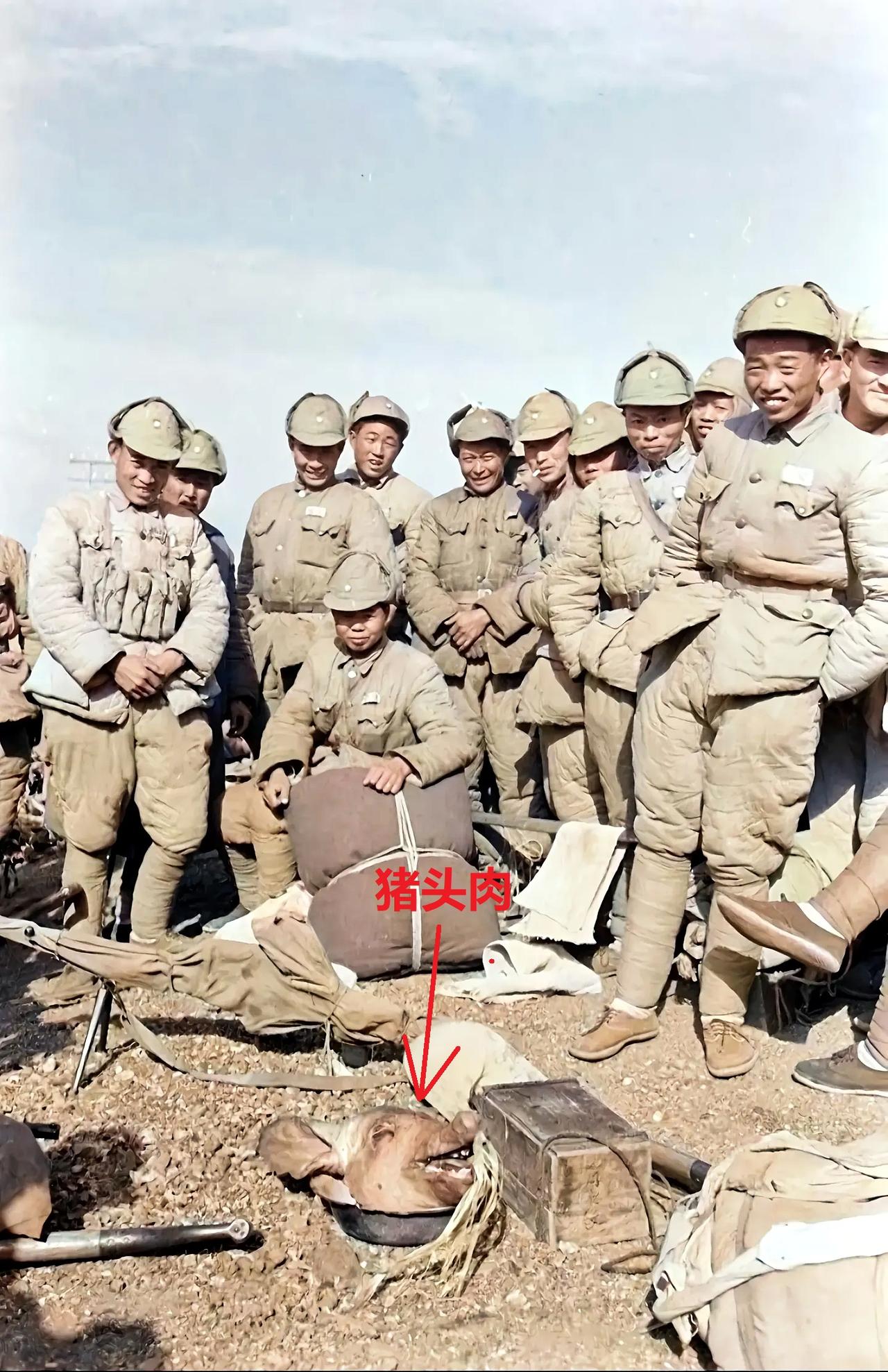 这是随军记者在战场上拍摄到的一群国民革命军士兵。此时此刻的他们没有战争的紧张氛围