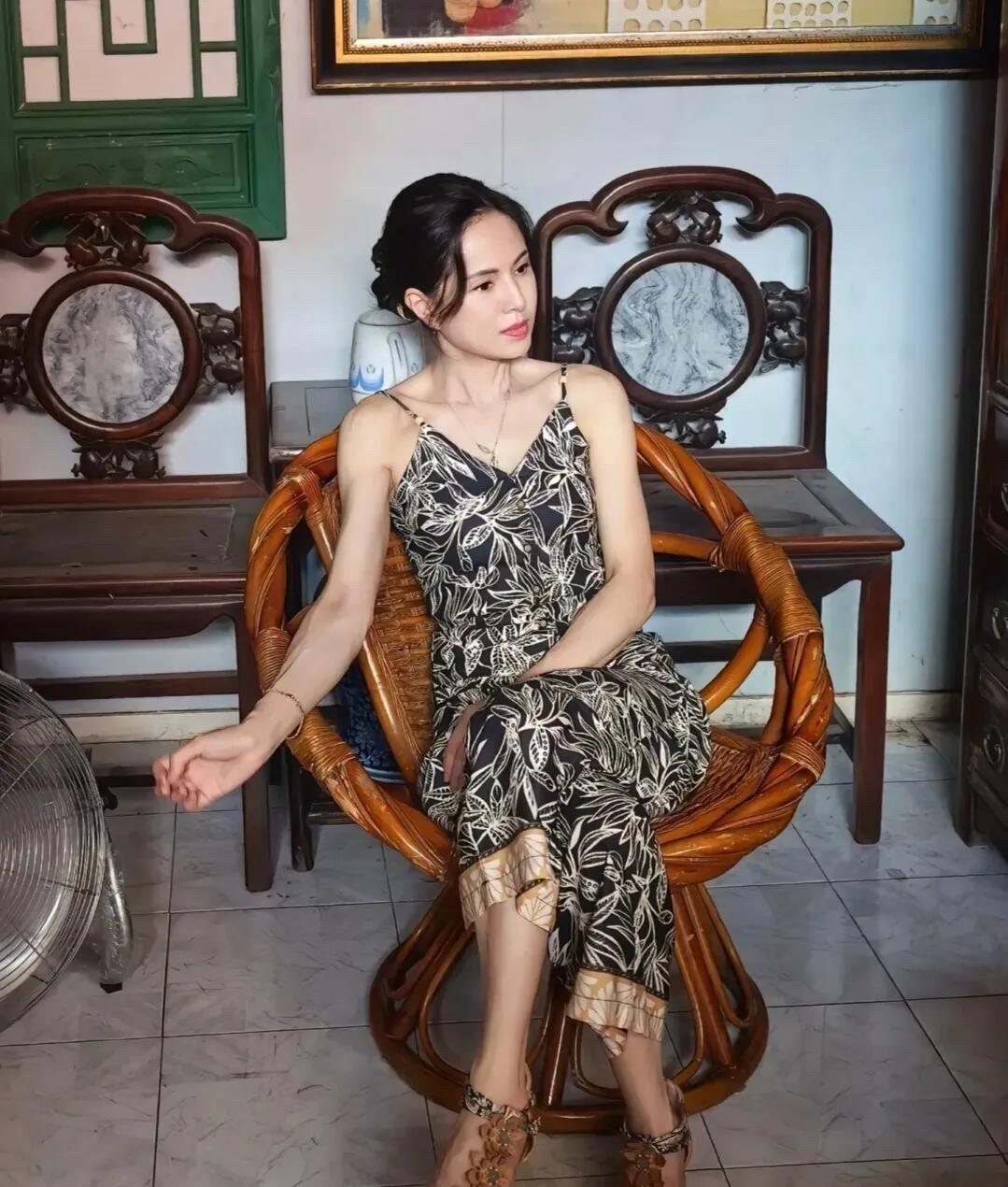 真的被李若彤的这张照片美到了，第一次感觉她竟然这么有气质。五官精致，搭配匀称，气
