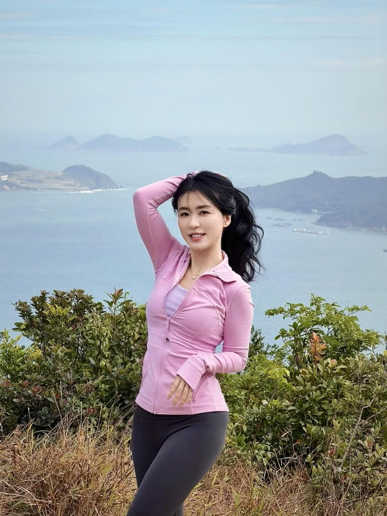 山海行粉衣裹着轻快的风，踩碎林间的光斑山路把脚步引向海的方向枝叶在头顶