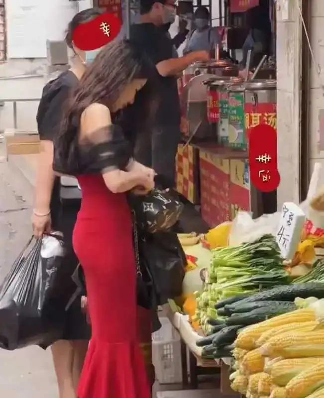 这么漂亮，还亲自来买黄瓜，合理吗？