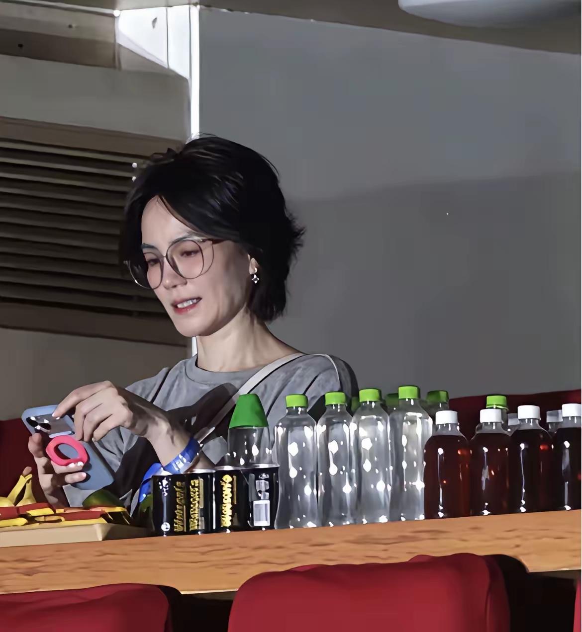 王菲是真的很细心，她一定是知道自己会出镜，所以提前把自己带矿泉水外包装全部撕掉了