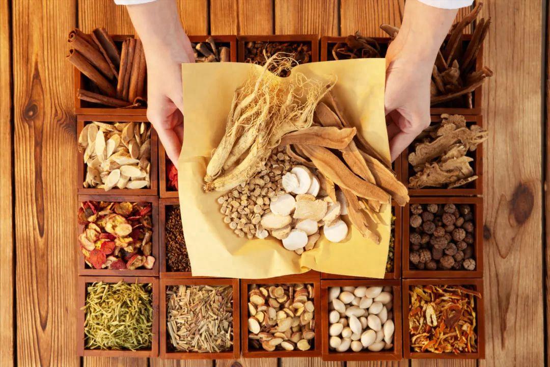 黄芪泡水总上火？老中医一招破解，补气不上火、益气不伤阴大家好，我是陈大夫。很