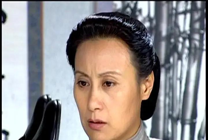 依萍冲进客厅找陆振华要两百块生活费，雪姨叉腰堵在门口，嗓门拔高八度：你妈每月领二